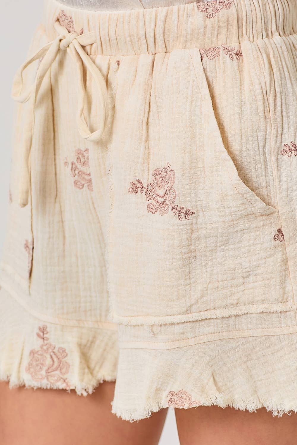 Washed Embroidery Shorts : Washed Cream